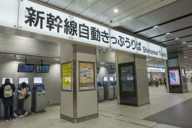 Shin-Osaka, Japonya-11 Kasım 2018: Yolcular Shinkansen biletlerini Shin-Osaka, Japonya'daki otomatik bilet makinelerinden satın alıyor. İlk Shinkansen mermi treni 1964 yılında tanıtıldı.