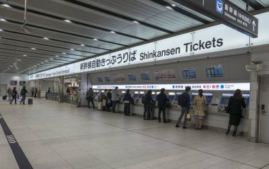 Shin-Osaka, Japonya-11 Kasım 2018: Yolcular Shinkansen biletlerini Shin-Osaka, Japonya'daki otomatik bilet makinelerinden satın alıyor. İlk Shinkansen mermi treni 1964 yılında tanıtıldı.