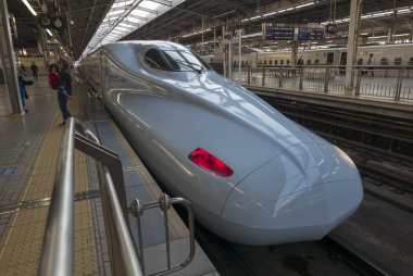 Shin-Osaka, Japonya-11 Kasım 2018: Shinkansen N700a serisi Shin-Osaka istasyon platformunda. İlk Shinkansen mermi treni 1964 yılında tanıtıldı.
