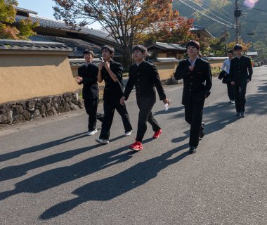 Arashiyama, Japonya- Kasım 2018 : Bir grup Japon genç öğrenci sonbahar sezonunda Arashiyama, Japonya'da bir parkta yürüyor.