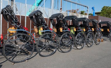 Çekçekler Arashiyama, Japonya müşterileri bekliyor.
