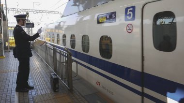 Shin-Osaka, Japonya-11 Kasım 2018: Shinkansen sürücü noktaları ve zaman ve istasyon adı çağırır. Bu yöntem, sürücü uyanıklığını büyük ölçüde artırmış ve tren kazası olasılığını azaltmıştır.