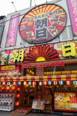 Osaka Naniwa-Ku, Osaka-Shi, Chome, Japonya-12 Kasım 2018 : Kuromon Ichiba Market'te Japon Asahi restoranı, Osaka, Japonya.
