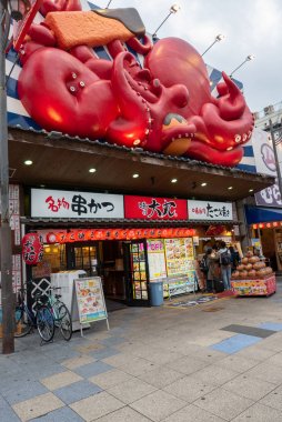 Osaka Naniwa-Ku, Osaka-Shi, Chome, Japonya-12 Kasım 2018 : Osaka, Japonya'daki Kushikatsu Takoyaki Ajino Daimaru mağazasında takoyaki geleneksel Japon gıda mağazasının genel görünümü.