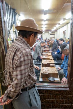 Osaka Naniwa-Ku, Osaka-Shi, Chome, Japonya-12 Kasım 2018 : Kuromon Ichiba Market'te Shogi veya Japon satrancı