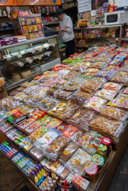 Osaka Naniwa-Ku, Osaka-Shi, Chome, Japonya-12 Kasım 2018 : Osaka, Japonya'daki Kuromon Ichiba Market'te satışa sunulan çeşitli kurutulmuş atıştırmalık yiyecekleri.