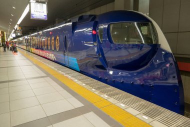 Kansai Havaalanı, Japonya-Kasım 12, 2018 : Osaka-Kansai Japan World Expo 2025 logosutaşıyan 50000 serisi tren.