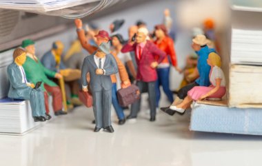 Bir toplu taşıma (otobüs veya tren) kavramı, zaten iş kavramı için geç olduğunda Minyatür.