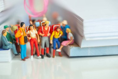 Backpackers çiftlerin Minyatür heykelcikler bir toplu taşıma seyahat - düşük maliyetli seyahat konsepti.