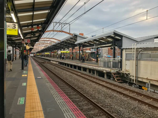 Οσάκα, Ιαπωνία-10 Νοεμβρίου 2018: γενική άποψη των επιβατών περιμένει f — Φωτογραφία Αρχείου