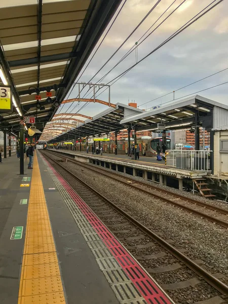 OSAKA, GIAPPONE-NOVEMBRE 10, 2018: Vista generale dei pendolari aspettare f — Foto Stock