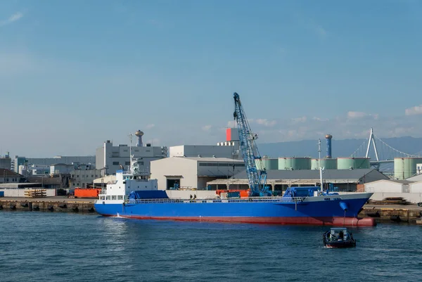 Processo de bunkering de um petroleiro no porto de Osaka, Osaka, Japão . — Fotografia de Stock