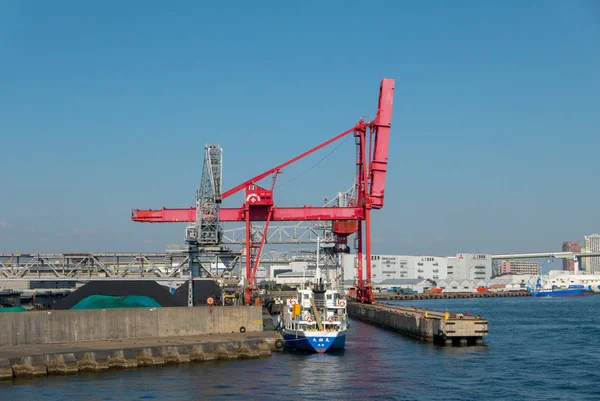 Ósaka port, Ósaka, Japonsko-Listopad 8, 2018: proces doplňování paliva — Stock fotografie