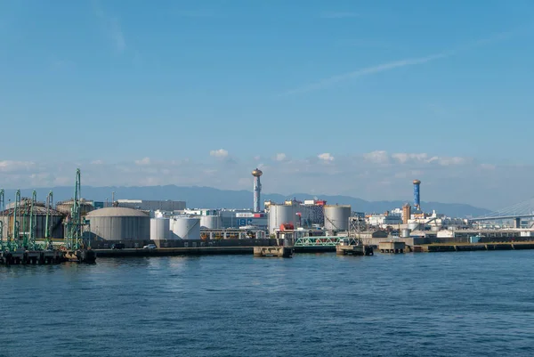 Osaka Limanı, Osaka, Japonya-8 Kasım 2018 : Kimyasal tanklar ve b — Stok fotoğraf