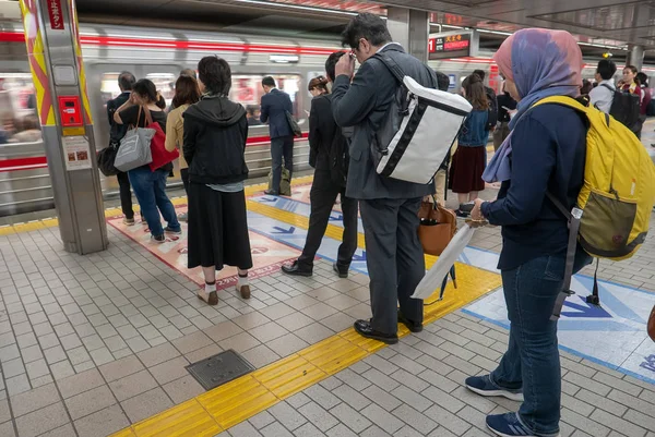 CHOME UMEDA, OSAKA PERFECTURE, JAPAN-NOVEMBER 9, 2018: Commuters — Stock Photo, Image