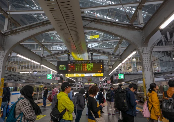 OSAKA, JAPAN-NOVEMBER 10, 2018 : Commuters queue up waiting for — Stock Photo, Image