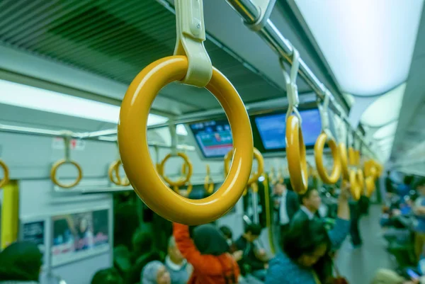 Correa de mano de tren amarillo dentro de un tren en Japón . — Foto de Stock