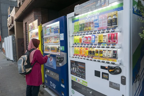 OSAKA, JAPÓN-11 DE NOVIEMBRE DE 2018: Mujer musulmana no identificada compra c — Foto de Stock