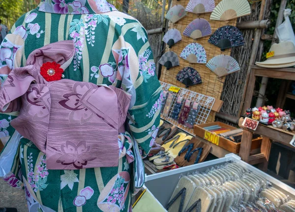 Unbekannte Japanerin Trug Grünen Kimono Beim Einkaufen Arashiyama Japan — Stockfoto