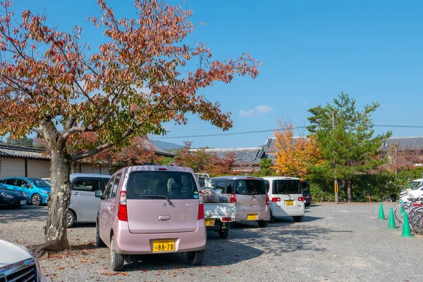 2018年11月11日 嵐山の秋の間 様々なケイカーが木の下に駐車します ケイ車は黄色いプレート番号を持つことになります — ストック写真