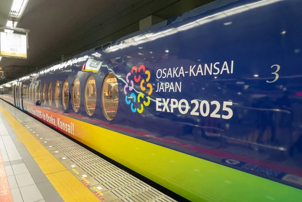 Kansai Havaalanı, Japonya-Kasım 12, 2018 : Osaka-Kansai Japan World Expo 2025 logosutaşıyan 50000 serisi tren.