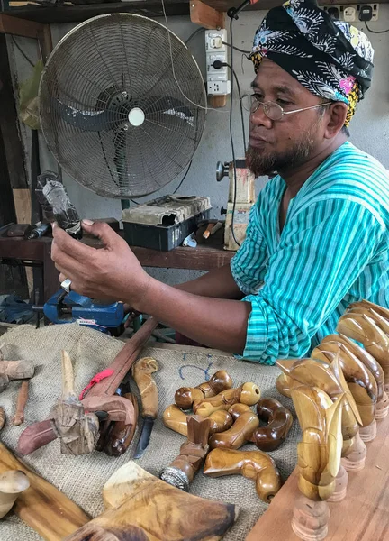 クアラ テレンガヌ テレンガヌ マレーシア 2018年4月8日 正体不明のケリスメーカーがケリスの木製ハンドルを彫ります ケリスは 昔に使用された伝統的なマレー語の短剣です — ストック写真