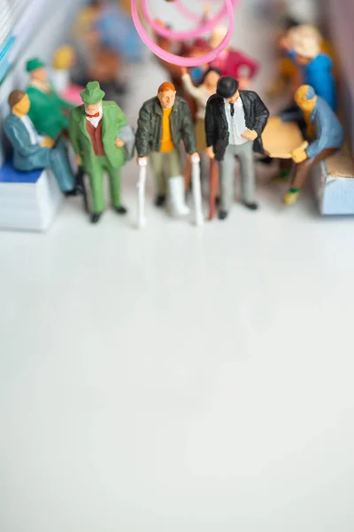 Miniatuur Speelgoed Van Gehandicapte Man Twee Oudere Mannen Een Verpakt — Stockfoto