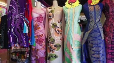 Kuala Terengganu, Malezya yerel bir alışveriş mağazasında ekranda batik bez Satırlar - tavadan sağa.