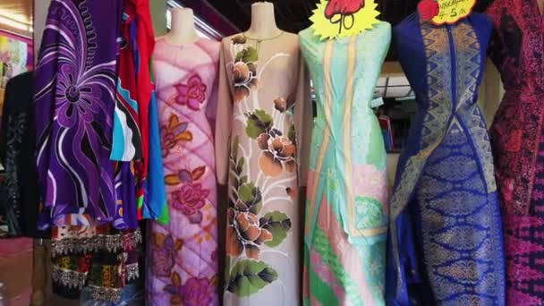 Filas Tela Batik Exhibición Punto Venta Local Kuala Terengganu Malasia — Vídeos de Stock