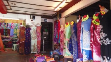 Kuala Terengganu, Malezya - Nisan 2019 : Kuala Terengganu, Malezya'daki yerel bir alışveriş mağazasında sergilenen batik kumaş satırları - sağdan sola kaydır.