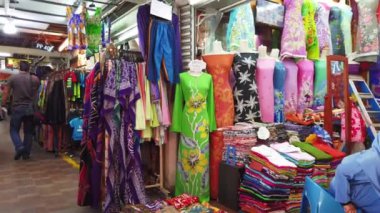 Kuala Terengganu, Malezya - Nisan 2019 : Kuala Terengganu, Malezya'daki yerel bir alışveriş merkezinde sergilenen batik kumaş satırları.