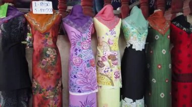 Kuala Terengganu, Malezya yerel bir alışveriş mağazasında ekranda batik bez Satırlar - sağ pan.