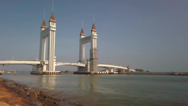 马来西亚吉隆坡特伦加努的一座带太阳升起的吊桥 — 图库视频影像