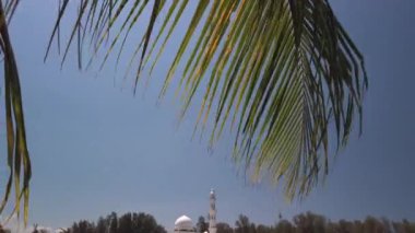 Pan aşağı doğru Kuala Terengganu, Malezya Terengganu ünlü yüzen cami (MescidTengku Zaharah) Dış görünümü.