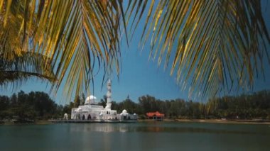 Kuala Terengganu, Malezya yüzen cami (MescidtenGku Zaharah) timelapse.
