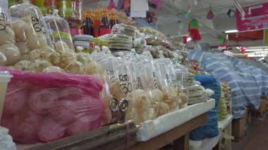 Kaplumbağa yumurtaları Kuala Terengganu, Malezya Payang Market açıkça satılıyor. Kaplumbağa yumurtası tüketimi Malezya hükümeti tarafından yasaklandı.