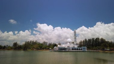 Kuala Terengganu, Malezya yüzen cami (MescidtenGku Zaharah) timelapse.