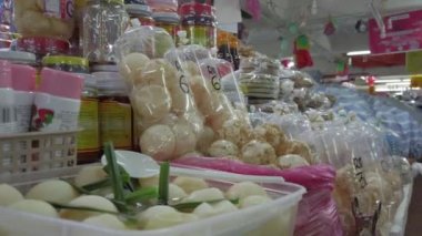 Kuala Terengganu, Malezya-Nisan 2019 : Kaplumbağa yumurtaları Kuala Terengganu, Malezya'daki Payang Pazarı'nda açıkça satılıyor. Kaplumbağa yumurtası tüketimi Malezya hükümeti tarafından yasaklandı.