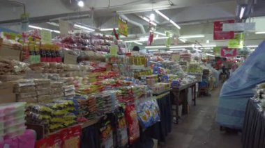 Kuala Terengganu, Malezya-Nisan 2019 : Özellikle Kuala Terengganu, Malezya'daki Payang Pazarı'nda balık bazlı kurutulmuş ve paketlenmiş yerel gıda satan tezgahların sırası.