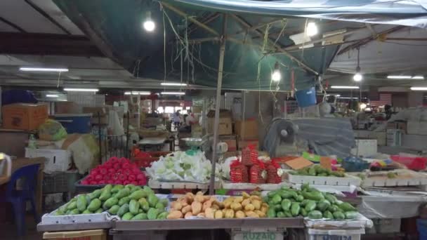 말레이시아 테렝가누 2019년 말레이시아 쿠알라룸푸르 테렝가누의 페이앙 마켓에서 농산물을 판매하는 — 비디오