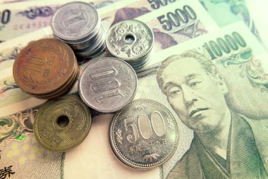 Notlar ve sikkeler ve bir minyatür katana tonda Japon Yeni 