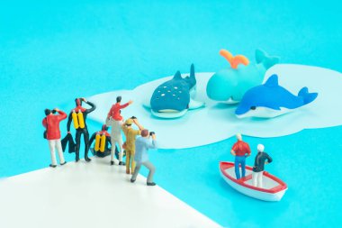 minyatür oyuncaklar - balina izleme sefer baba ve oğlu, tüplü dalgıçlar, fotoğrafçılar ve dürbün ile adam.