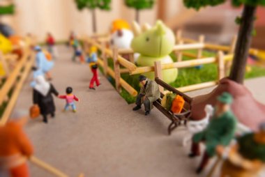 Hayvanat bahçesinde insanların kendi kendine inşa minyatür oyuncaklar kavramı -