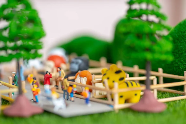 Een zelf gebouwde miniatuur speelgoed concept van mensen in de dierentuin - — Stockfoto