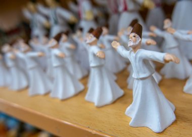 Ist'teki dükkanlardan birinde satılık minyatür dönen dervişler