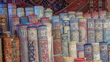İstanbul'da yerel bir satış noktasında satılan Türk halıları sıraları, T