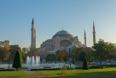 Gün doğumu sırasında Ayasofya.