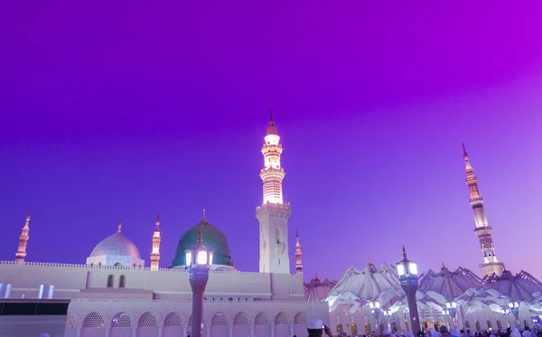 Mosquée Nabawi pendant l'heure dorée du lever du soleil . — Photo