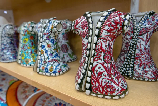 Miniatura di souvenir turco caftano in mostra in un negozio a Instan — Foto Stock