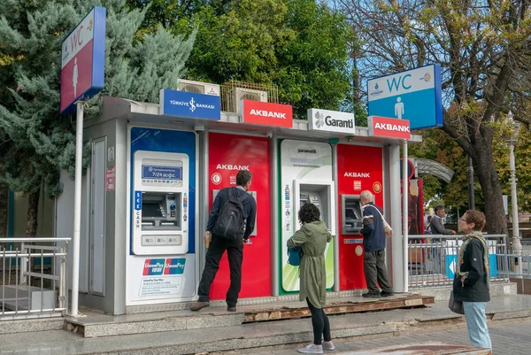 Istanbul, Törökország-szeptember 25, 2016: azonosítatlan emberek withdra — Stock Fotó